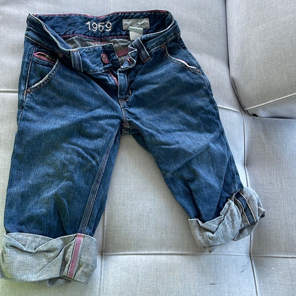 Gap 1969 denim shorts w pink zip and grommet detail